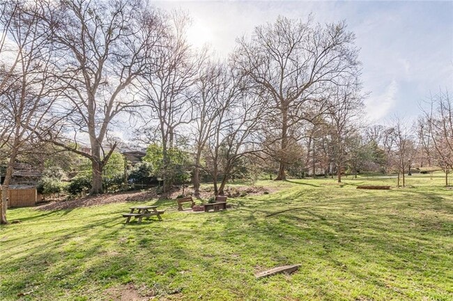 656 Park Village Dr NE