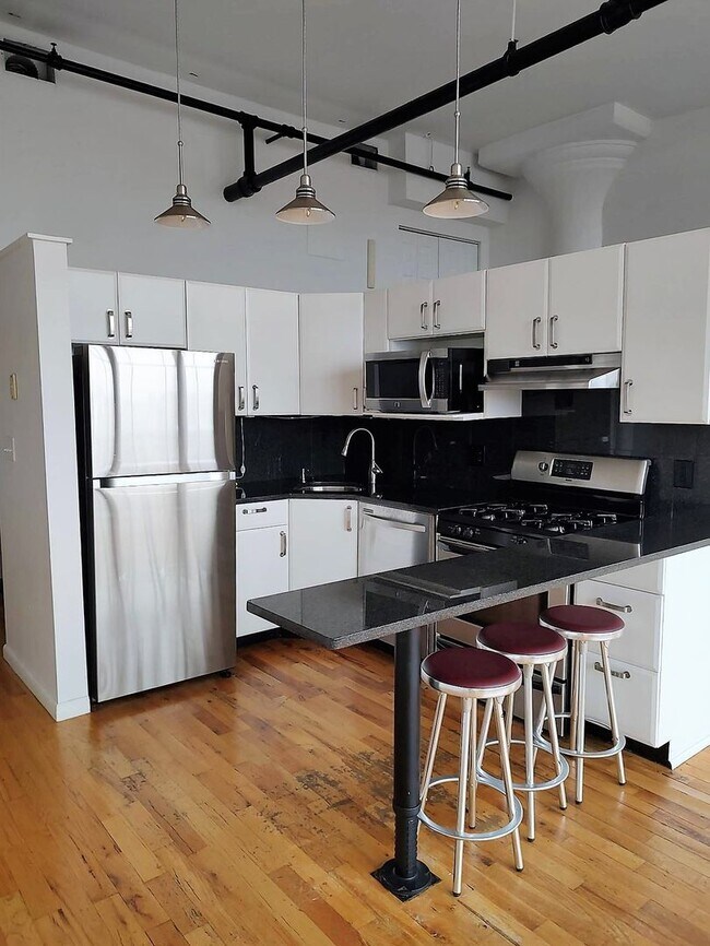 Modern 1-Bed/1-Bath Industrial Loft Apartm... - Modern 1-Bed/1-Bath Industrial Loft Apartm...