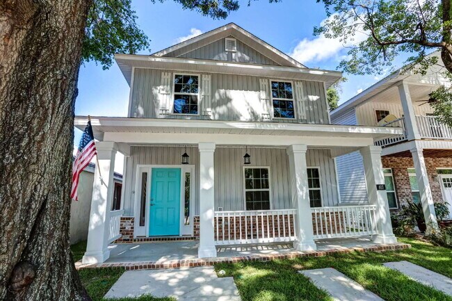 Photo - Great location! One block from DeVillier's Square and walking distance to Palafox.