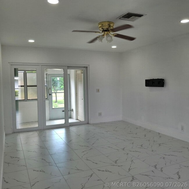 Building Photo - 2739 Emory Dr W Unit J