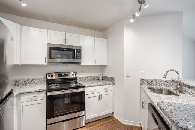 2BR, 2BA - 990SF