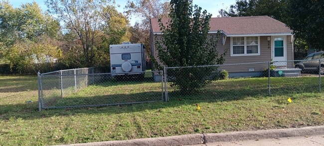 Photo - 548 E Woodrow St