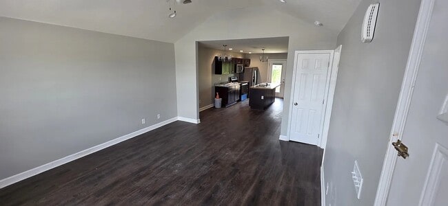 285 Creekwood Ave Unidad C