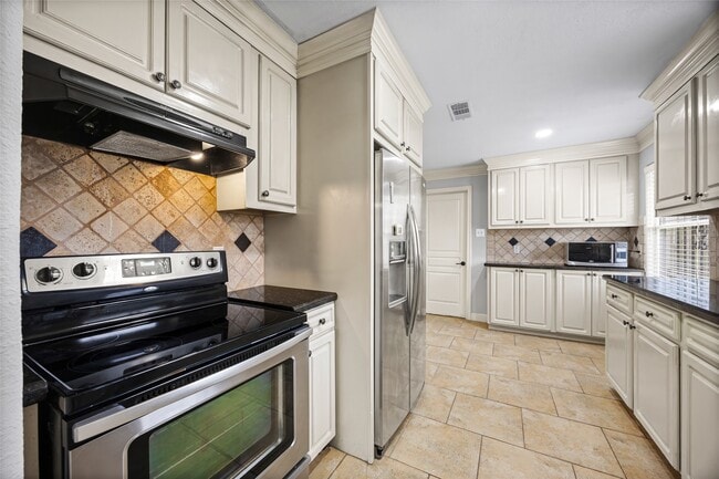 Building Photo - 5303 Heatherbrook Dr