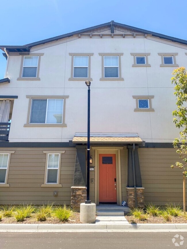 Building Photo - Charming 4 bed, 4.5 bath townhome