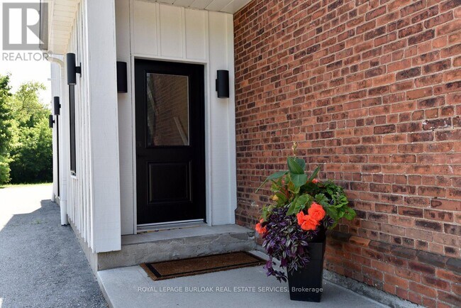 Photo - 284 Wilson St E