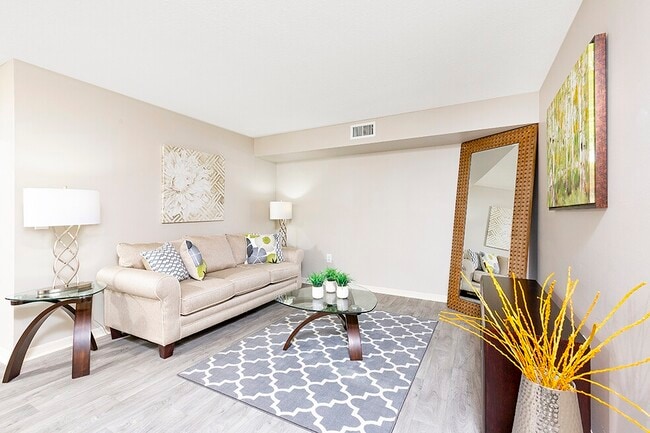 Club Lake Pointe Apartments