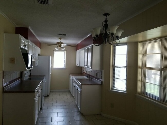 Photo - 918 Villa Ln