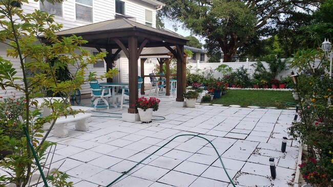 Building Photo - 486 Pinewood St