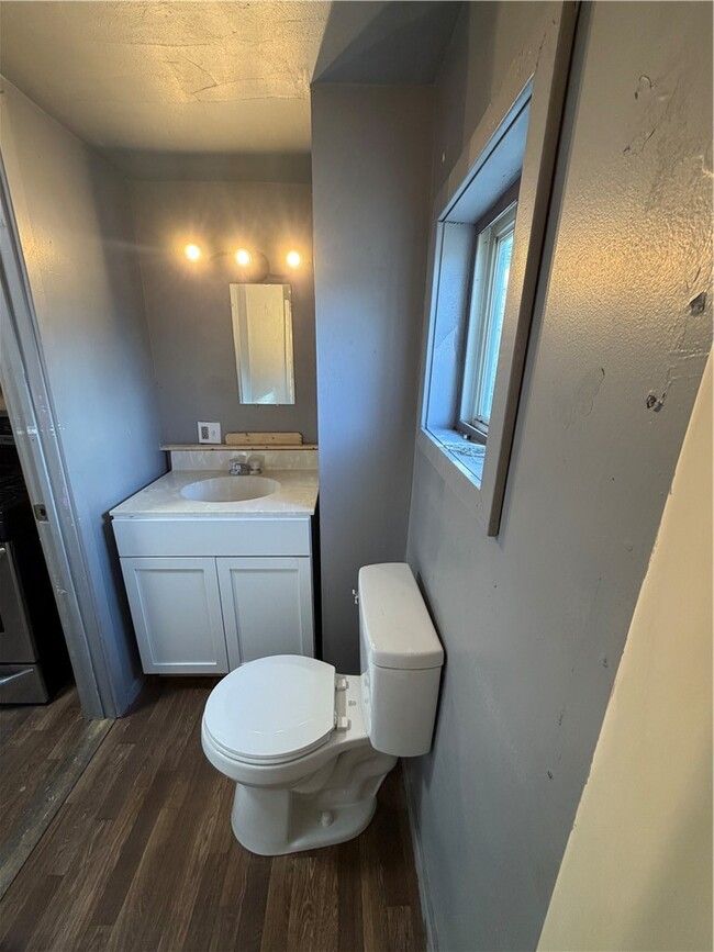 Photo - 752 S Main St