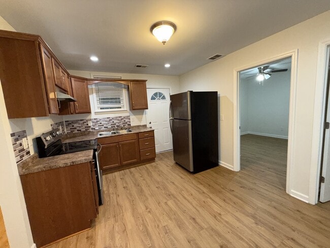 Photo - 212 Romney St