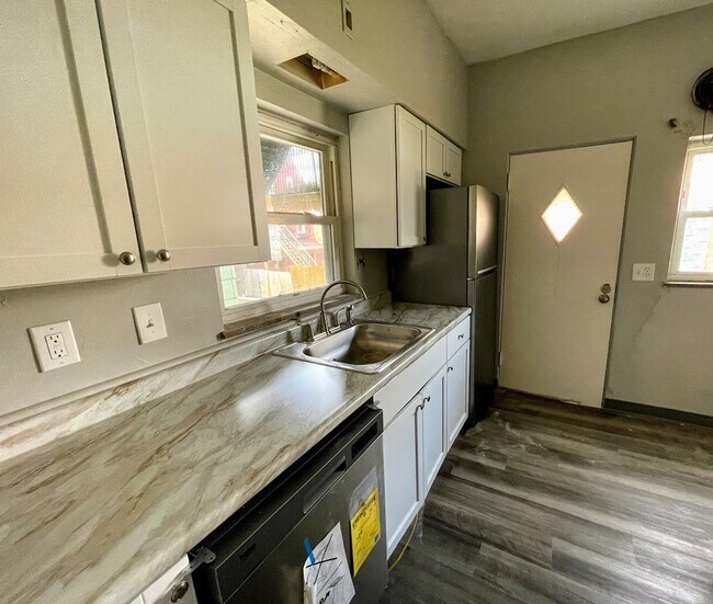 Photo - 2/3 bed 1 bath - South Oakland, newly updated, central air, washer/dryer
