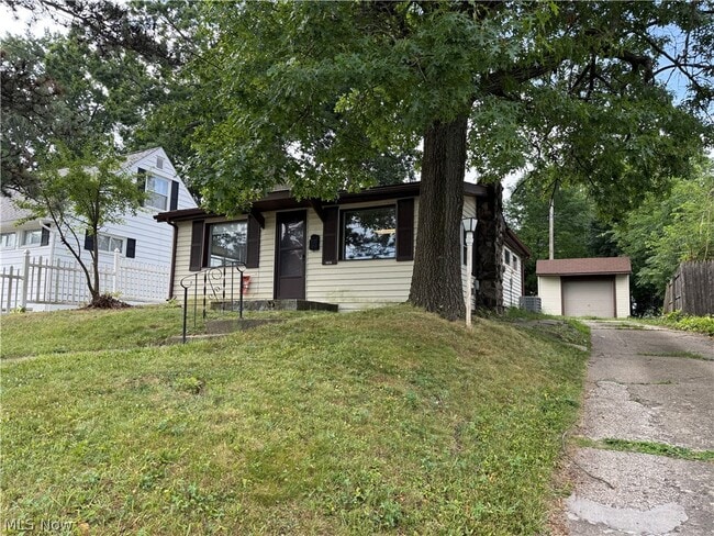 Building Photo - 1818 Schiller Ave