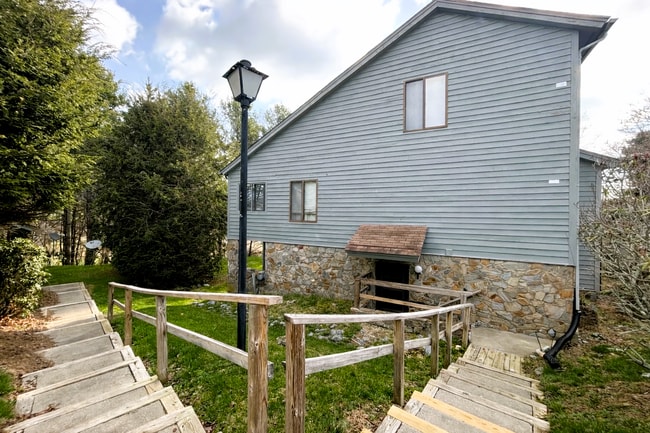 Building Photo - Cute Studio, Big Porch, Great Location!