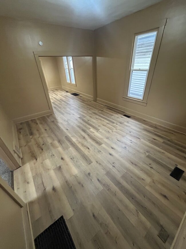 Photo - 606 E Riverside Dr