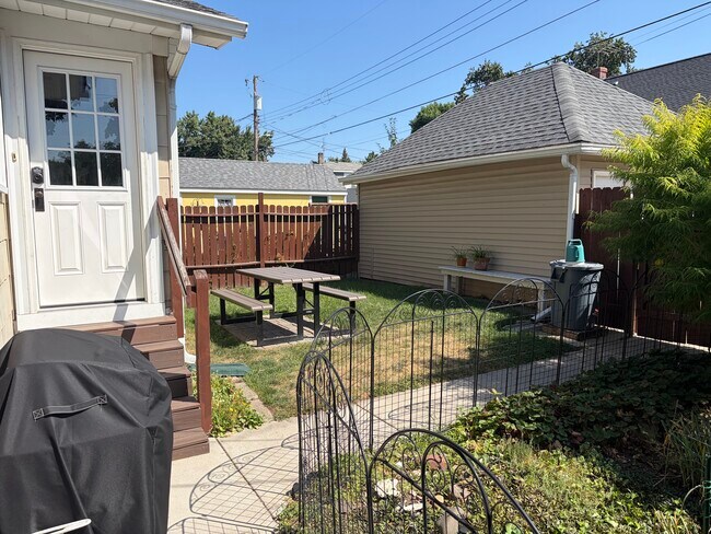 604 Simpson St Unidad Furnished 2BR Basement Ap
