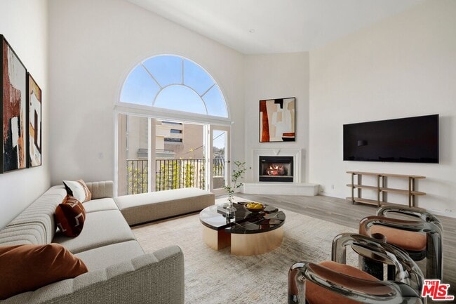 Building Photo - 435 Arnaz Dr Unit 303 Rental