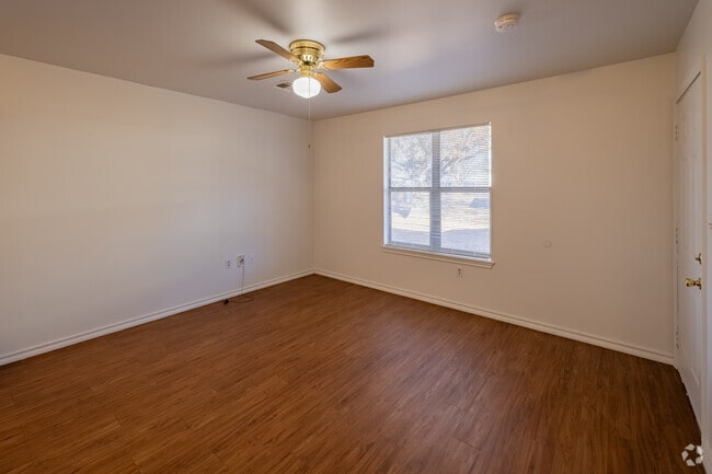 1BR, 1BA - 700SF - Living, Dining Area