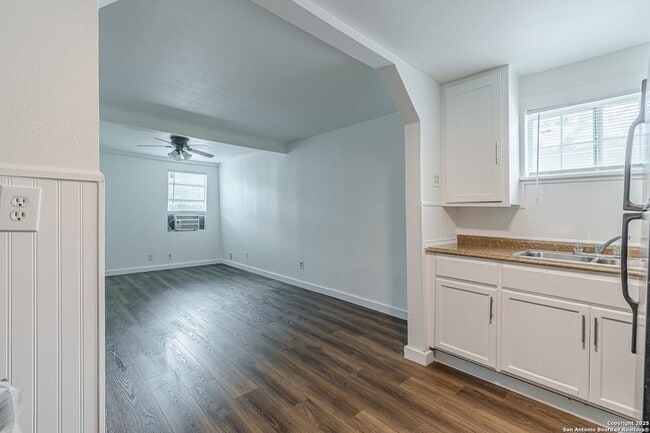 Photo - 2407 S New Braunfels Ave