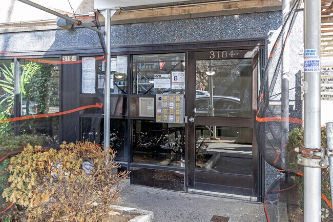 Entrada - 3184 Grand Concourse