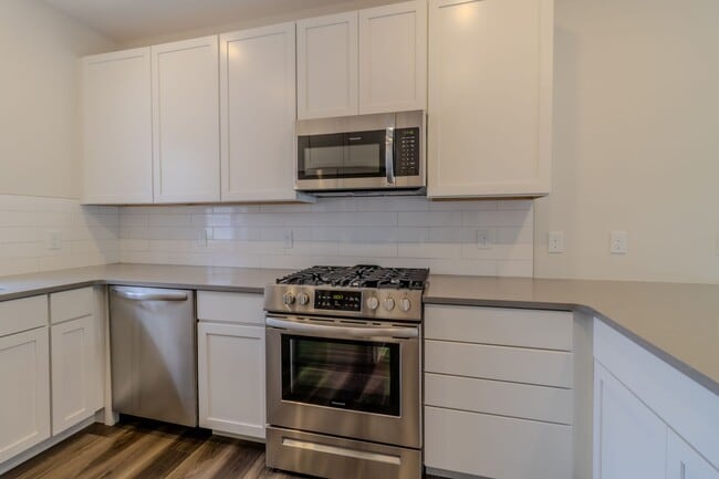 Building Photo - Premier Place and Premier Living!