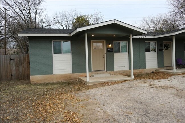 Building Photo - 1304 Falcon Cove
