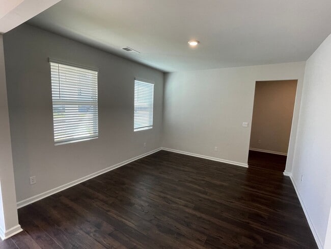 Photo - 344 Bonhill St