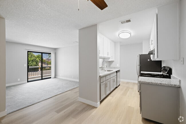 1BR, 1BA - 676 SF - Kitchen