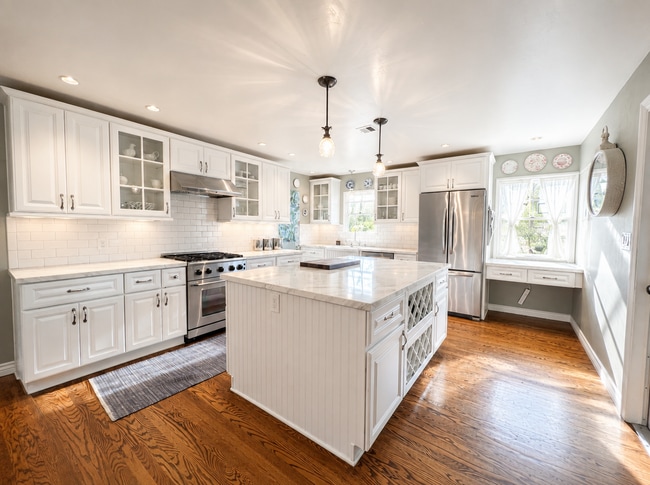 Building Photo - 6 Month Lease With Furnish Option - Luxury Home! w/ Garage! Large Fenced Backyard! Bike to the Be...