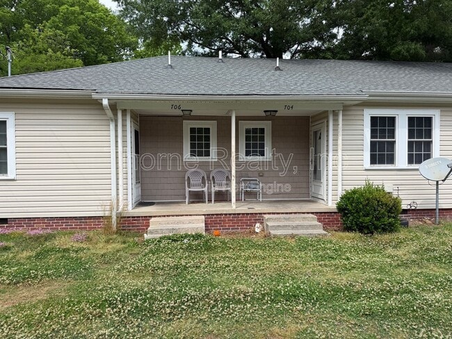 Building Photo - 704 Pinehaven Dr