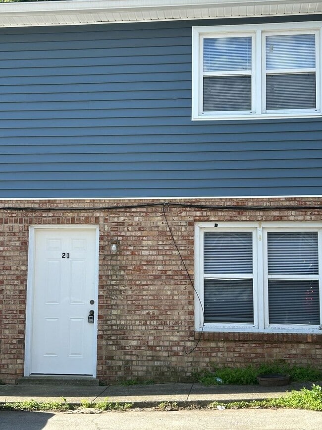 Building Photo - FIRST MONTH HALF OFF! - 2 Bedroom in Versailles! Unit 21