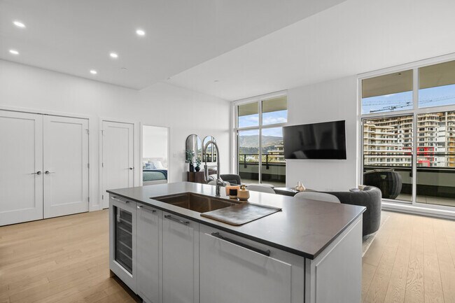 Photo - 3389 Lakeshore Rd Unit 603