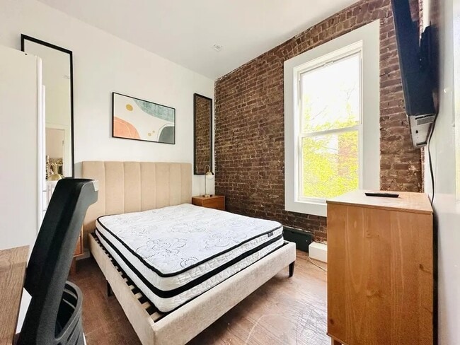 Building Photo - Furnished room/NOT APARTMENT