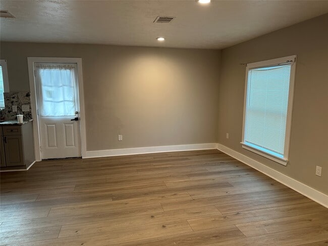 Photo - 4504 Kingsbury St