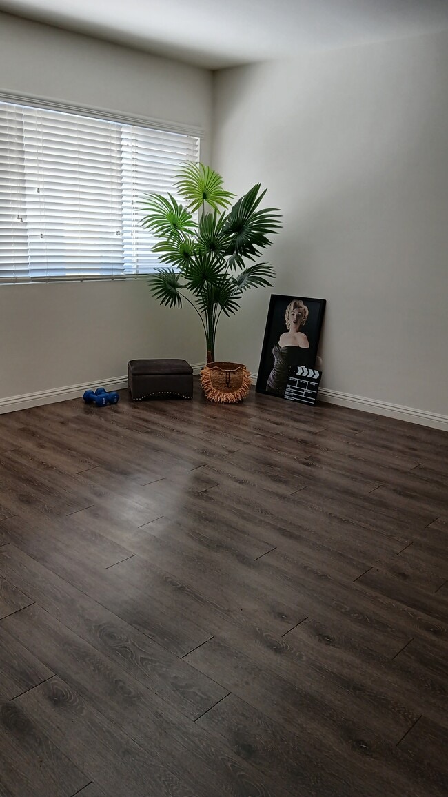 CABE UNA CAMA TAMAÑO KING - 3293 Cahuenga Blvd- ALL UTILITIES INCLUDED
