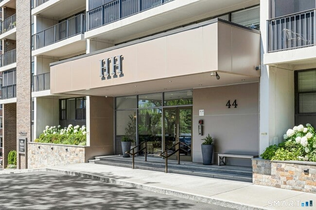 Building Photo - 44 Strawberry Hill Ave Unit 12F