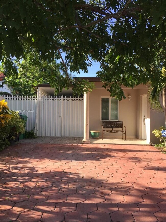 Building Photo - 5901 SW 45th St Unit 1