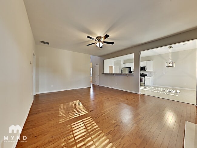 Photo - 525 Vickers Ln