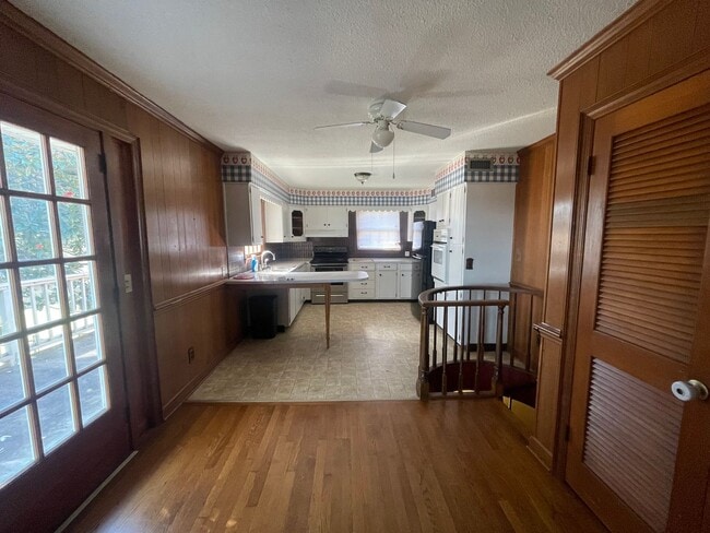 Photo - 1025 Lake St