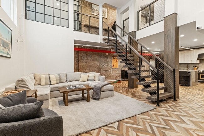 Building Photo - 104 Thompson St