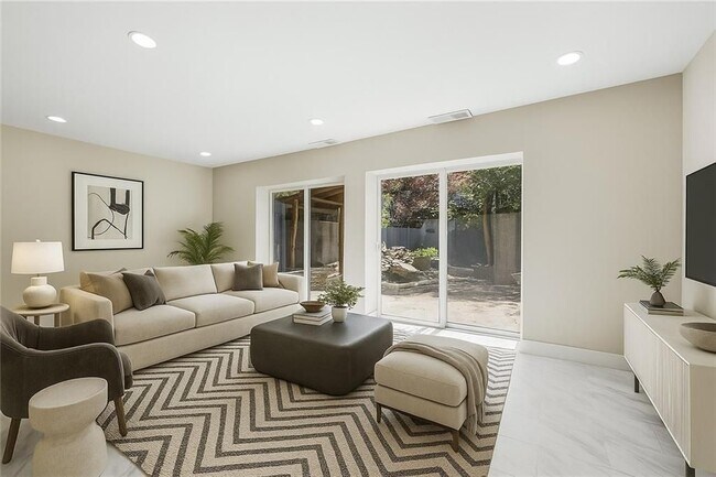 1009 Riverbend Club Dr SE