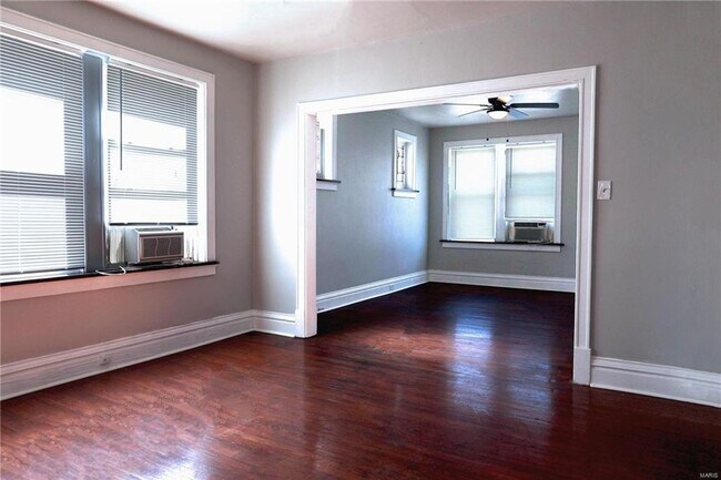 Photo - Lindenwood Ave 4915/4917 Unit 4915 #2F