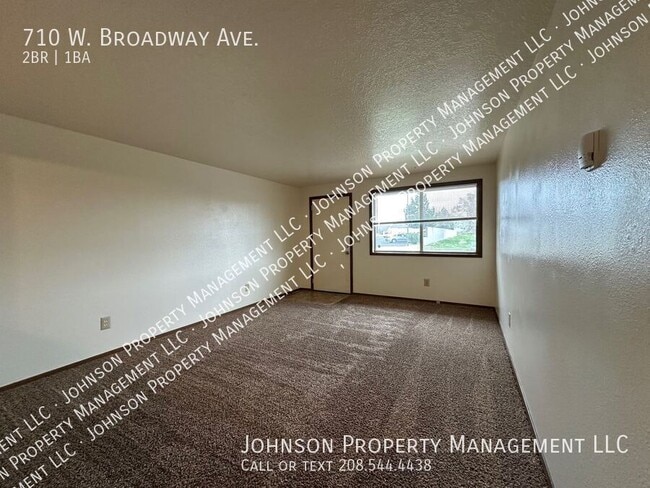 Photo - 710 W Broadway Ave