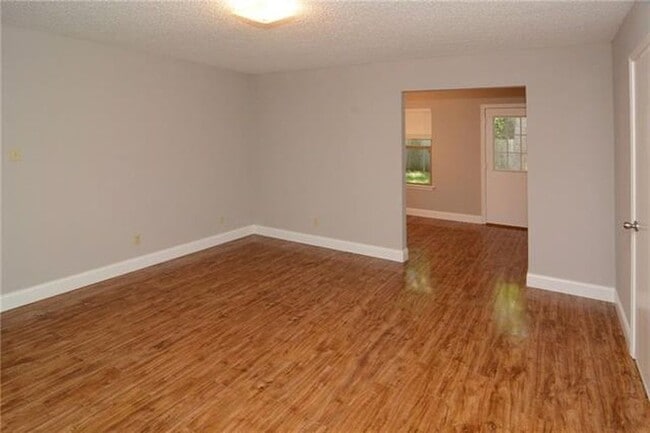 Photo - 925 Baldwin St