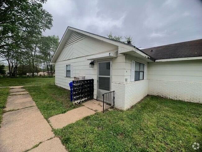 Building Photo - Newly Renovated Duplex! Rental