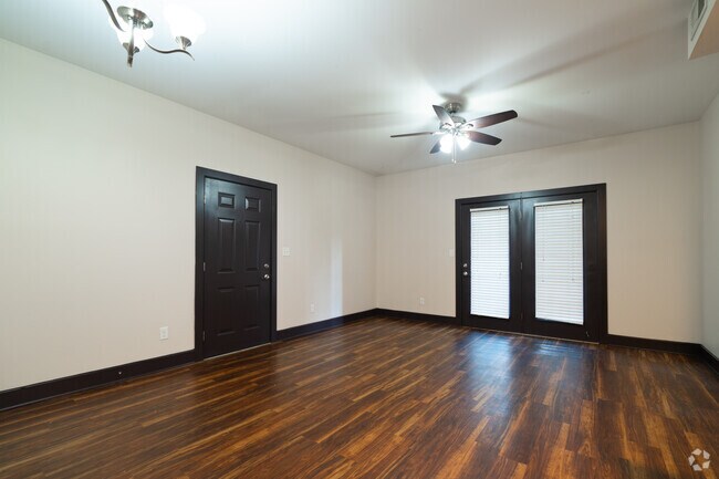 2BR, 2BA - 1,048SF - Living Room