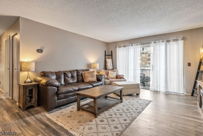 Photo - 197 Robertson Way