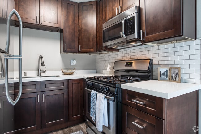 2BR, 1BA - 808 SqFt
