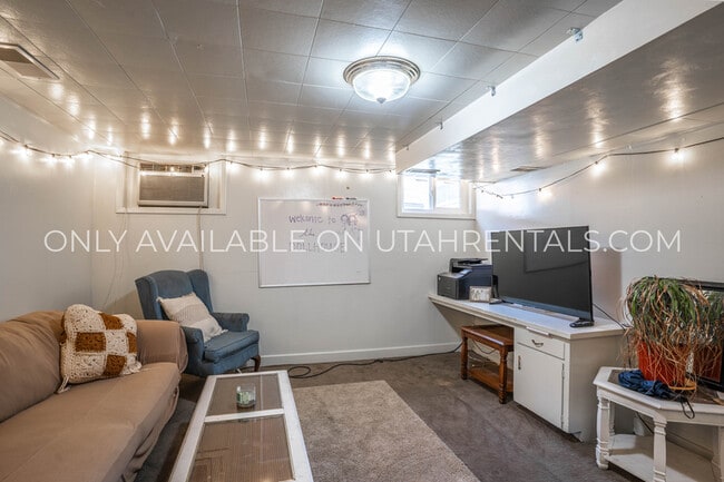 Building Photo - 547 E 400 N