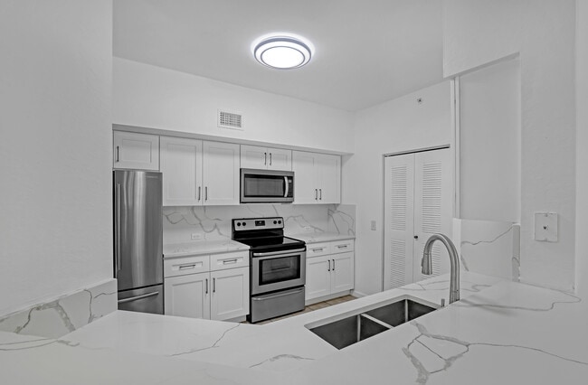 Building Photo - 340 Crestwood Cir Unit 302